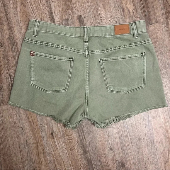 BDG distressed shorts and Tank Top Outfit - Picture 7 of 16